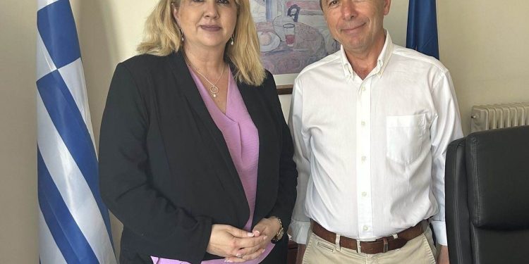 Συνάντηση της Άννας Μαστοράκου με τον διευθυντή της Α΄βαθμιας Εκπαίδευσης Αχαΐας Νίκο Κλάδη