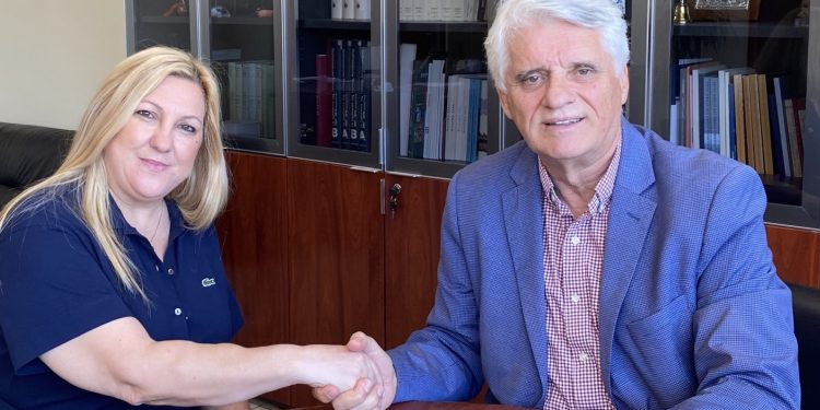 Η καθηγήτρια Αγγλικών Αδαμαντία Γκρέκου υποψήφια με τον Σπύρο Μυλωνά