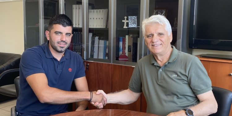 Ο Νίκος Κωνσταντινόπουλος στο πλευρό του Σπύρου Μυλωνά