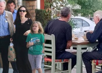 Jon Voight: Ο πατέρας της Angelina Jolie τρώει σουβλάκια στην Αθήνα