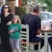 Jon Voight: Ο πατέρας της Angelina Jolie τρώει σουβλάκια στην Αθήνα