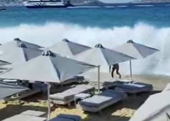 Ταχύπλοο πέρασε κοντά σε ακτή και προκάλεσε τεράστια κύματα, δύο τραυματίες