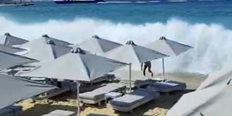 Ταχύπλοο πέρασε κοντά σε ακτή και προκάλεσε τεράστια κύματα, δύο τραυματίες