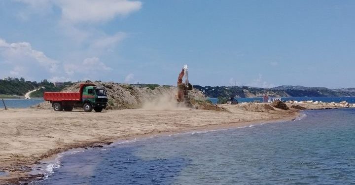 Καθαρισμός της παραλίας στις Αλυκές