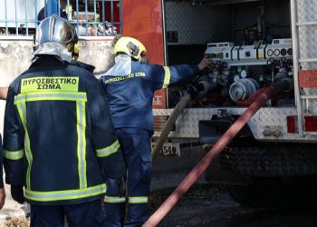 Κάτω Αχαΐα: Στις φλόγες τυλίχθηκε φορτηγάκι (ΒΙΝΤΕΟ)