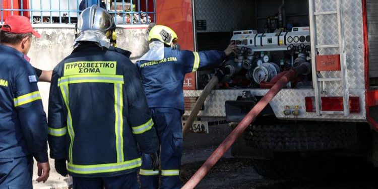 Κάτω Αχαΐα: Στις φλόγες τυλίχθηκε φορτηγάκι (ΒΙΝΤΕΟ)