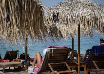 Aρπάχτηκαν …για μια ξαπλώστρα – Άγριος καβγάς σε παραλία της Πάτρας