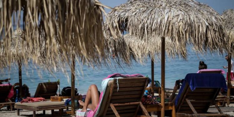Aρπάχτηκαν …για μια ξαπλώστρα – Άγριος καβγάς σε παραλία της Πάτρας