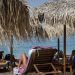 Aρπάχτηκαν …για μια ξαπλώστρα – Άγριος καβγάς σε παραλία της Πάτρας