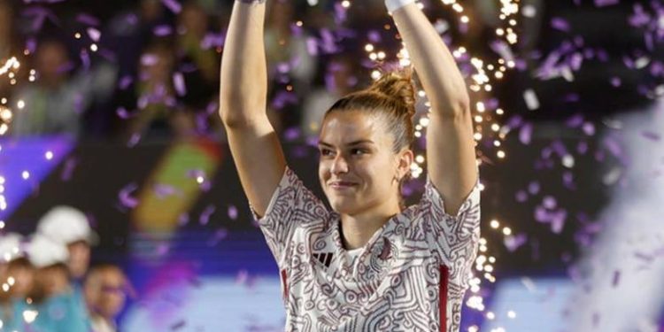 Συγκίνησε η Μαρία Σάκκαρη στην απονομή: «Αφιερωμένος ο τίτλος στον παππού μου που πέθανε πέρυσι και στην γιαγιά μου που βλέπει από το σπίτι»