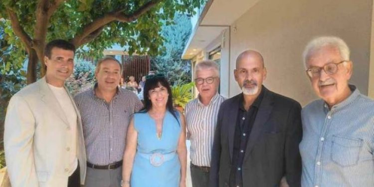 Ο Χαράλαμπος Μπονάνος κοντά στους ιατρικούς επισκέπτες