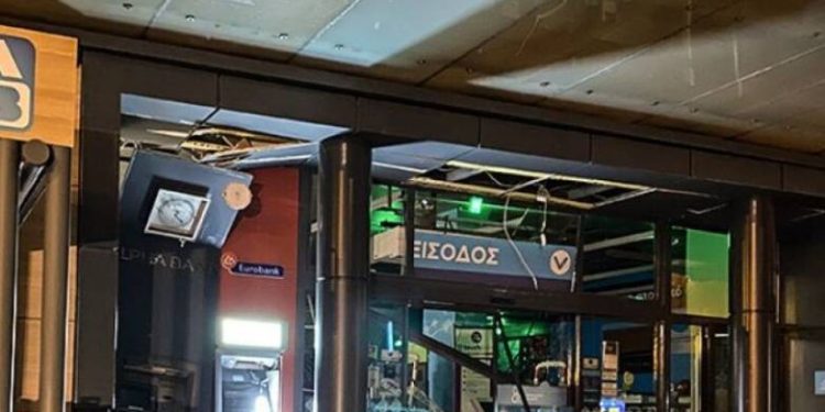 Δυτ. Ελλάδα: Κουκουλοφόροι ανατίναξαν ΑΤΜ τα ξημερώματα – Έκαψαν το αυτοκίνητο που διέφυγαν μετά την επίθεση