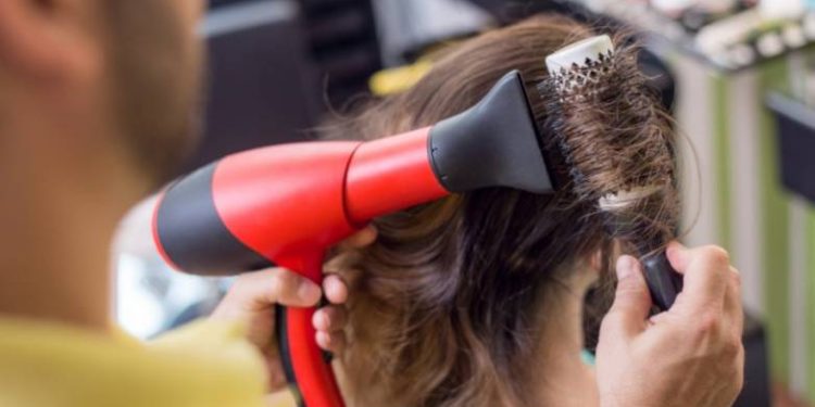 Πάτρα: Ζητείται εργαζόμενος σε κομμωτήριο