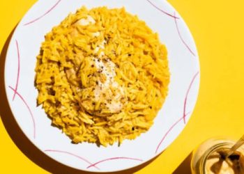 Κοτόπουλο λεμονάτο με ρύζι, στη γάστρα