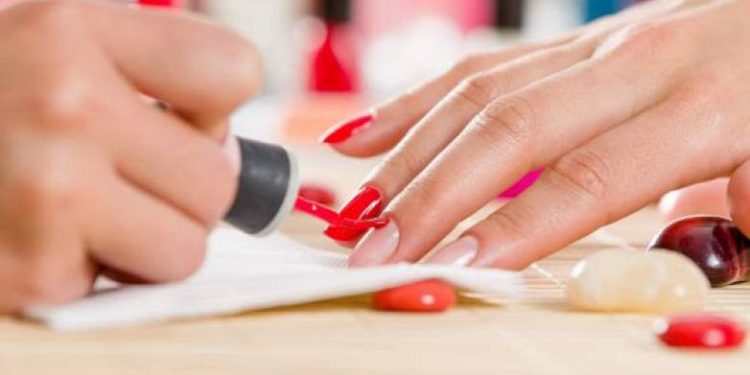 Ζητείται κοπέλα για μανικιούρ – πεντικιούρ, σχήμα φρυδιών & αποτρίχωση προσώπου