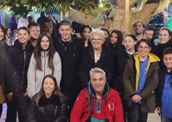 Το χορευτικό του συλλόγου “Πείρος” στο άναμα του χριστουγεννιάτικου δένδρου στον Αλισσό