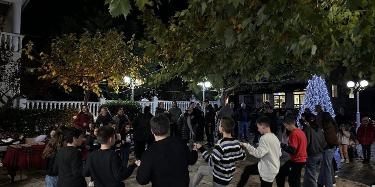 Κάτω Αλισσός: Άναψαν το δέντρο τους με γέλια και χορούς