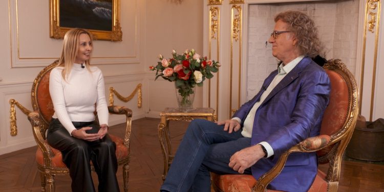 Δίπλα στον παγκοσμίου φήμης Ολλανδό βιολιστή και μαέστρο André Rieu, η Βίκυ Κοκκίνη