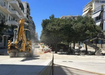 Πάτρα – Σοκαριστικό: Πλήρωμα του ΕΚΑΒ μετέφερε στα χέρια εκπαιδευτικό με αναπηρία, καθώς η Τριών Ναυάρχων είναι απροσπέλαστη!