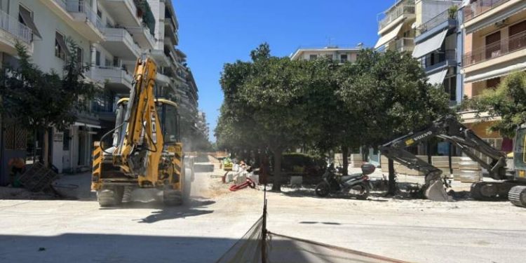 Πάτρα – Σοκαριστικό: Πλήρωμα του ΕΚΑΒ μετέφερε στα χέρια εκπαιδευτικό με αναπηρία, καθώς η Τριών Ναυάρχων είναι απροσπέλαστη!