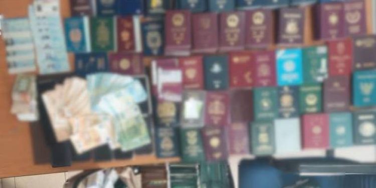Δυτική Αχαΐα: Εξαρθρώθηκε κύκλωμα διακίνησης μεταναστών και πλαστογραφίας διαβατηρίων – “Έσπρωχναν” αλλοδαπούς ζητώντας 6.500 ευρώ ανά άτομο (ΦΩΤΟ)