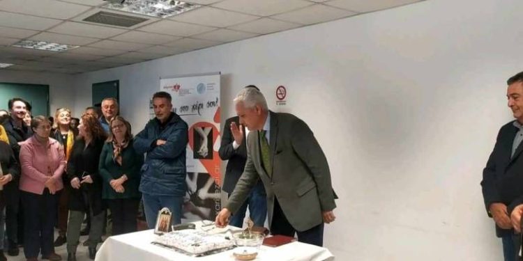 Ο Φ. Ζαΐμης έκοψε την πρωτοχρονιάτικη πίτα της ΠΕ Αχαΐας μαζί με τον Περιφερειάρχη και τους υπαλλήλους της υπηρεσίας
