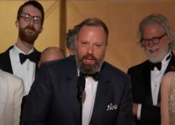 Golden Globes 2024: Η στιγμή της απονομής στον Γιώργο Λάνθιμο για την ταινία Poor Things