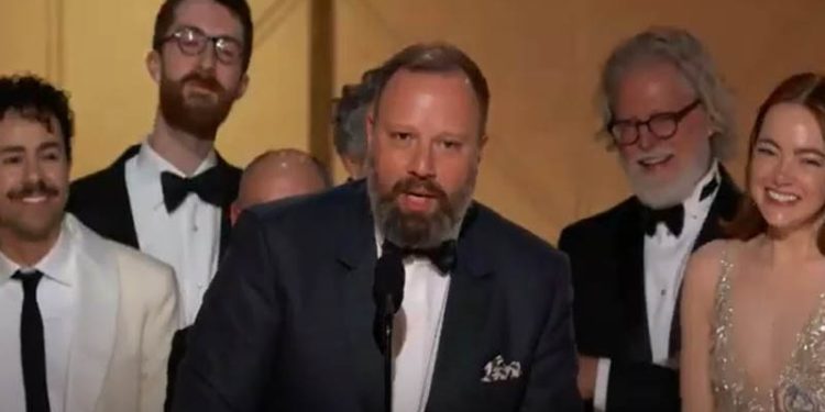 Golden Globes 2024: Η στιγμή της απονομής στον Γιώργο Λάνθιμο για την ταινία Poor Things