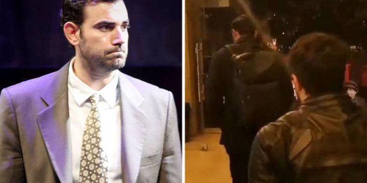 Μαυροφορεμένος και με κατεβασμένο κεφάλι, ο Πατρινός Ν. Πολυδερόπουλος επέστρεψε στο θέατρο λίγες μέρες μετά το θάνατο του αδερφού του