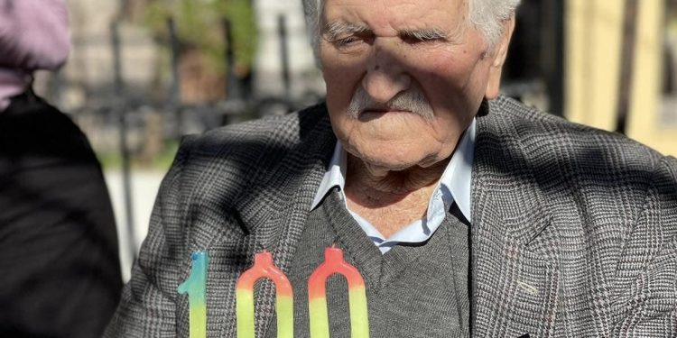 Νίκος Μυλωνάς: Έφτασε τα 100 με 15 εγγόνια και 15 δισέγγονα! ΦΩΤΟ