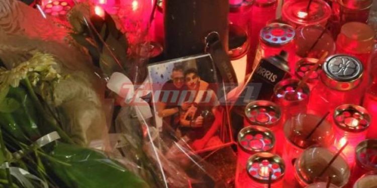 Πάτρα: Θρήνος στο τελευταίο “αντίο” των δύο αδικοχαμένων φίλων – Στο σημείο του θανατηφόρου αφήνουν λουλούδια και κεριά στη μνήμη του Γιάννη και του Γιώργου