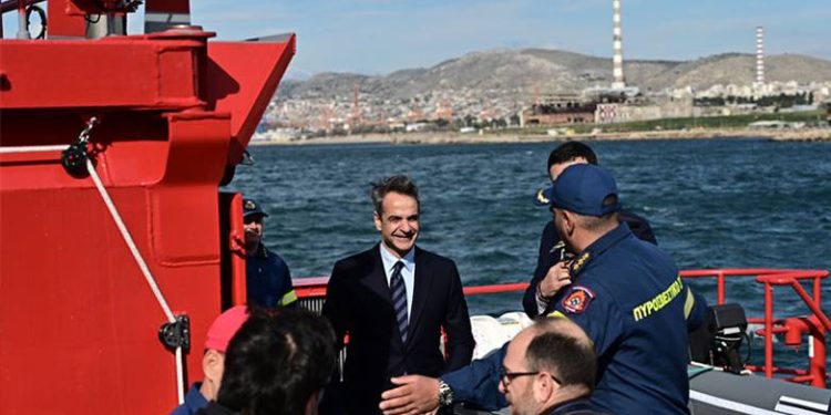 Παρουσία του Κ. Μητσοτάκη πραγματοποιήθηκε η τελετή ένταξης πυροσβεστικών πλοίων στο λιμάνι του Πειραιά