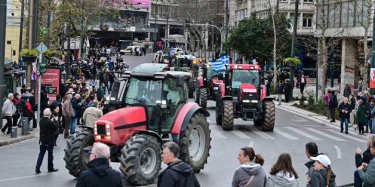 Έφυγαν τα τρακτέρ από την Αθήνα – Στα μπλόκα θα αποφασίσουν οι αγρότες αν θα συνεχίσουν τις κινητοποιήσεις
