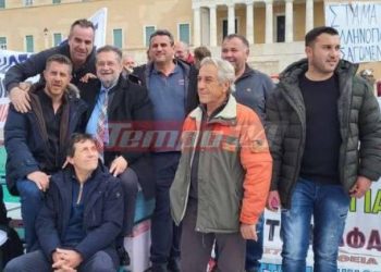 Ο Ανδρέας Παναγιωτόπουλος με τους μελισσοκόμους στο Σύνταγμα