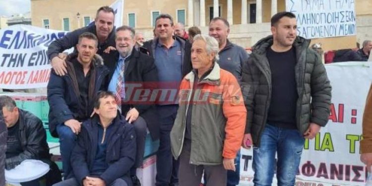 Ο Ανδρέας Παναγιωτόπουλος με τους μελισσοκόμους στο Σύνταγμα