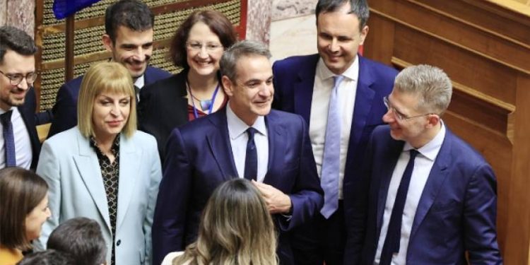 Νομοσχέδιο για ομόφυλα ζευγάρια: 107 «ναι» από τη ΝΔ, 20 «όχι» και 31 αποχές – “Όχι” από Κατσανιώτη – ΟΛΑ ΤΑ ΟΝΟΜΑΤΑ