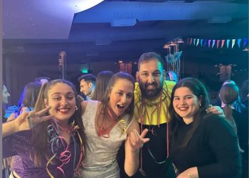 Eurovision 2024 στο Γομοστό: Κατάμεστη η αίθουσα στον αποκριάτικο χορό του συλλόγου! Βίντεο και τα πρώτα κλικ
