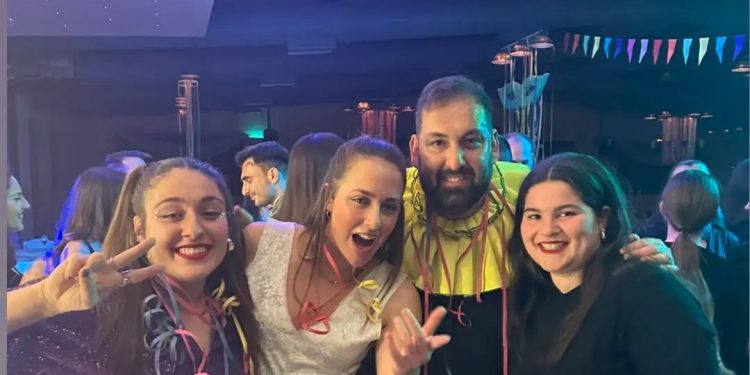 Eurovision 2024 στο Γομοστό: Κατάμεστη η αίθουσα στον αποκριάτικο χορό του συλλόγου! Βίντεο και τα πρώτα κλικ