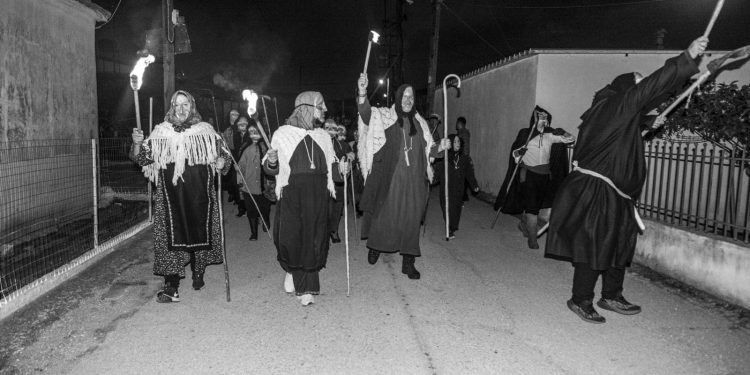 “Μπούλες Γομοστού”: Το έθιμο με τη μεγάλη ιστορία και τους πλούσιους συμβολισμούς – ΒΙΝΤΕΟ