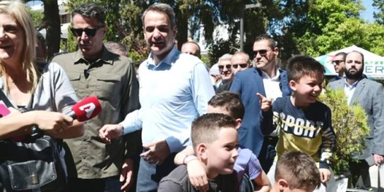 K. Mητσοτάκης από Μοσχάτο: “Λογοδοτούμε στον ελληνικό λαό, δεν θα συγκυβερνήσουμε με κανέναν” – Ξεκίνησε τις περιοδείες του ενόψει των ευρωεκλογών του Ιουνίου