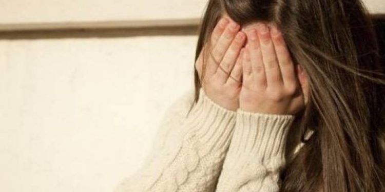 Ανήλικη παρακολουθούσε τις γενετήσιες πράξεις της μητέρας με τον σύντροφό της