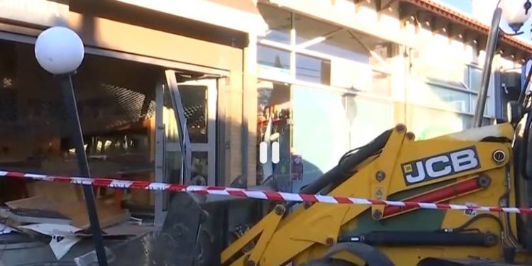 Μπούκαραν με μπουλντόζα σε κοσμηματοπωλείο!