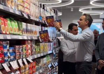 Αιφνιδιαστική επίσκεψη Μητσοτάκη σε σούπερ μάρκετ για τον έλεγχο των τιμών