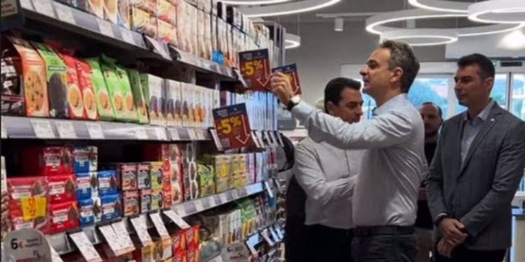 Αιφνιδιαστική επίσκεψη Μητσοτάκη σε σούπερ μάρκετ για τον έλεγχο των τιμών