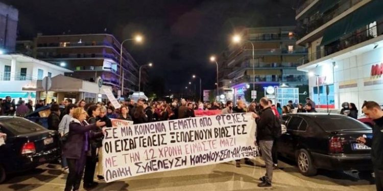 Συγκέντρωση διαμαρτυρίας και μεγάλη οργή στα Σεπόλια κατά της εισαγγελικής απόφασης για τον Μίχο – Ένταση έξω από το μαγαζί του, έσπασαν βιτρίνες καταστήματος (ΦΩΤΟ)