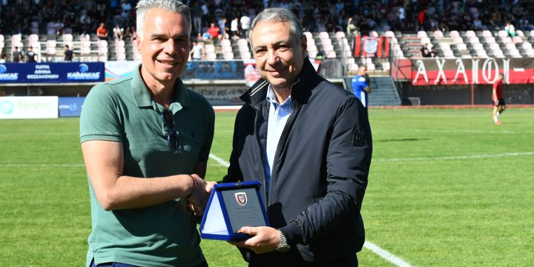 Η Παναχαϊκή βράβευσε τον Γιάννη Καρβέλη