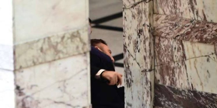 Επεισόδιο στη Βουλή: Στο αυτόφωρο ο Κωνσταντίνος Φλώρος μετά την πρωτοφανή επίθεση στον πατρινό βουλευτή Β. Γραμμένο