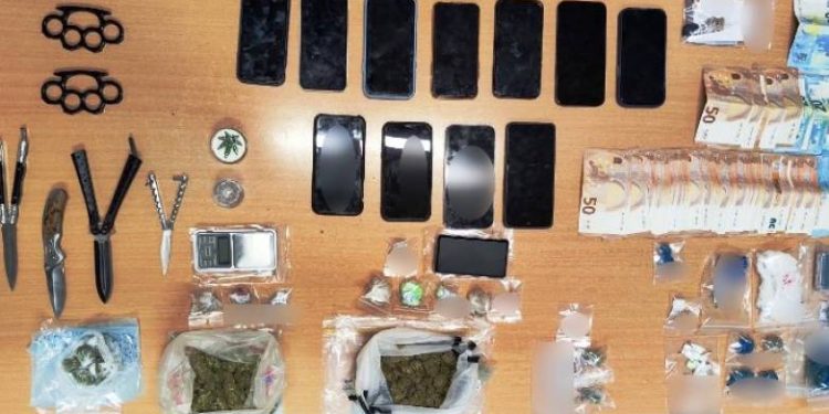 Πάτρα: Φωτογραφίες και βίντεο ντοκουμέντο από τα ναρκωτικά σε σχολικό συγκρότημα – Η δράση της εγκληματικής οργάνωσης