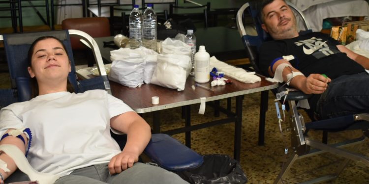 Αχαΐα – Συγκινητικό! Πατέρας και κόρη μαζί στην εθελοντική αιμοδοσία!
