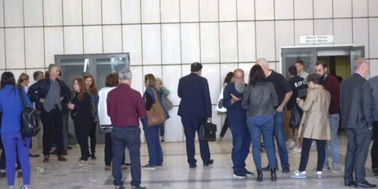 Δίκη για το Μάτι: Μάχη με τον χρόνο για να μην παραγραφούν τα αδικήματα – Απηλλάγη από τα καθήκοντά της η Πρόεδρος για την καθαρογραφή της απόφασης